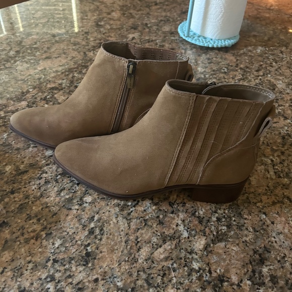 Vince Camuto Booties Size 8 NWOT - Picture 2 of 4